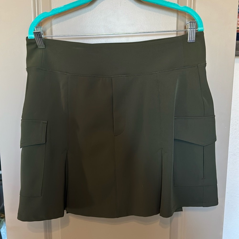Athleta Endless Cargo Skort EUC Green Size 12